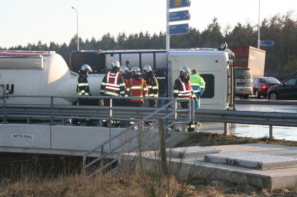 Vrachtwagen gekanteld bij de Witte Paal