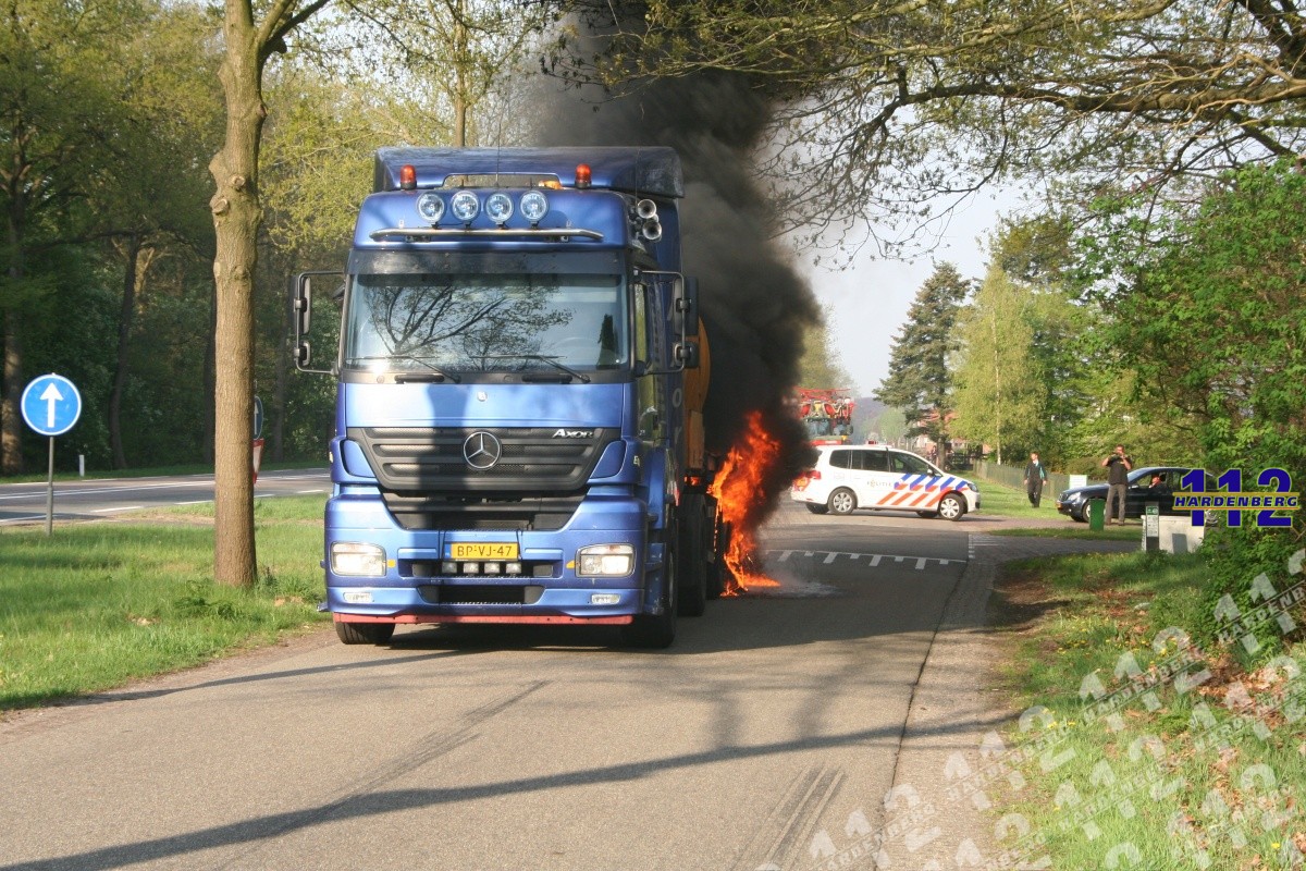 Vrachtwagenbrand op de parallelweg naast de N34 bij hmp 30,4