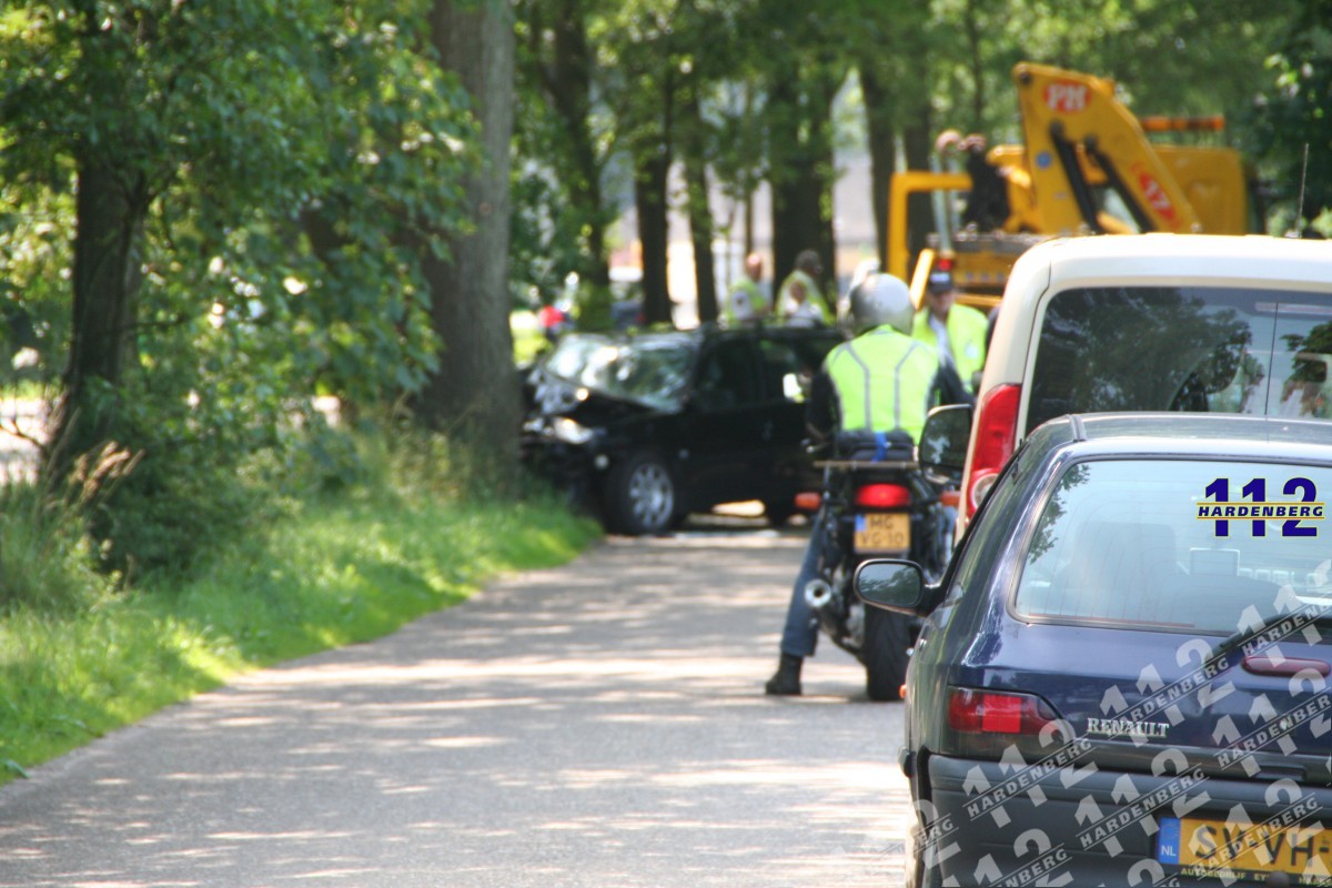 Auto tegen de boom op de N34 bij Holthone.