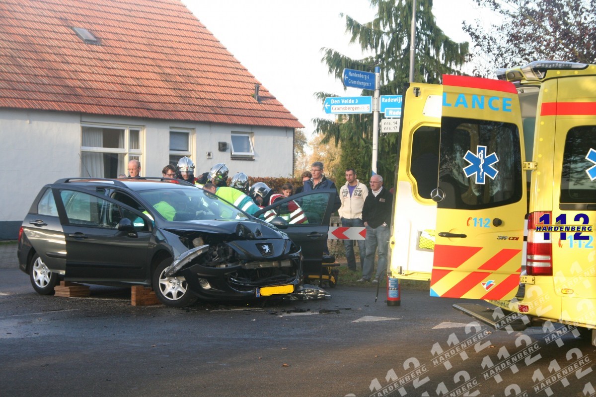 Ongeval met auto en heftruck in Radewijk