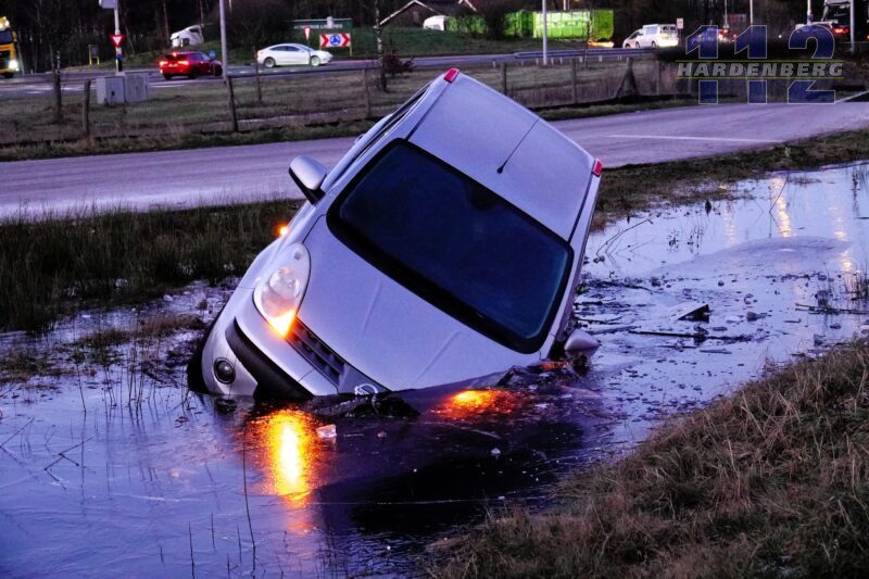 Auto zakt door ijs in sloot bij Rheezerveen