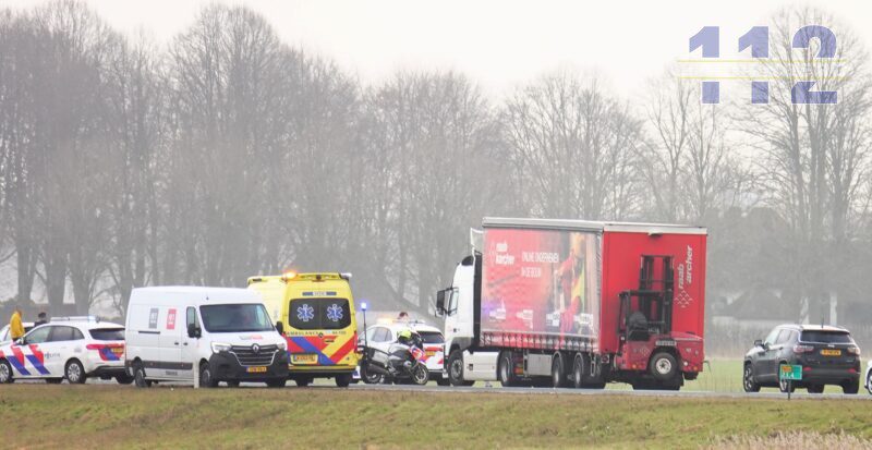 Gewonde bij twee aanrijdingen op N36 bij Beerzerveld, weg dicht door politieonderzoek
