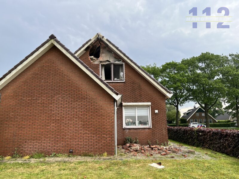Blikseminslag veroorzaakt flinke schade aan woning aan de Hoogenweg