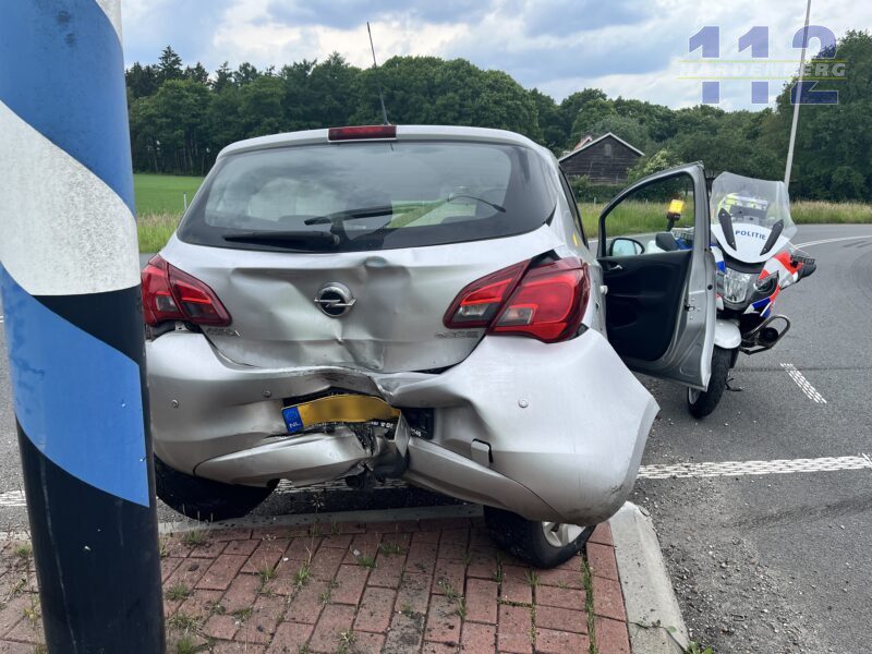 Vrachtwagen en personenauto botsen op rotonde Witte Paal in Rheezerveen