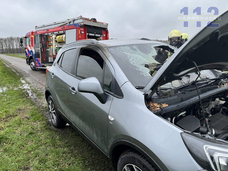 Auto in brand op Pallegarsteweg bij Bergentheim, bestuurster en passagier ongedeerd